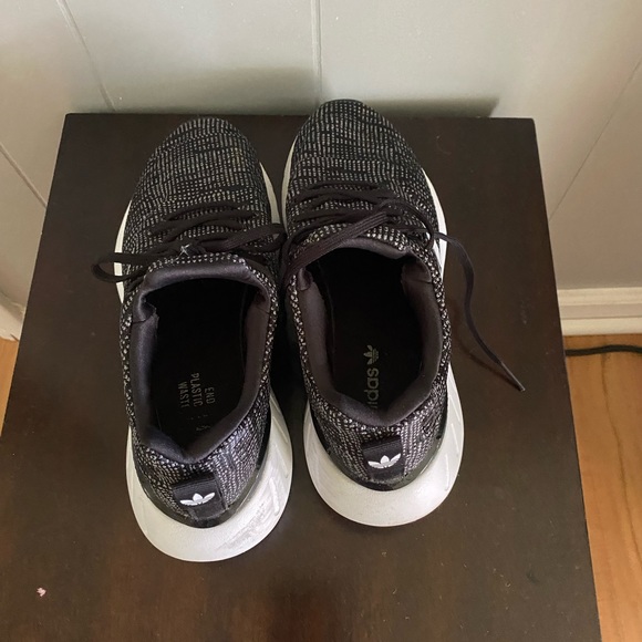 Boys Adidas size 5 excellent condition black and white - Picture 2 of 5